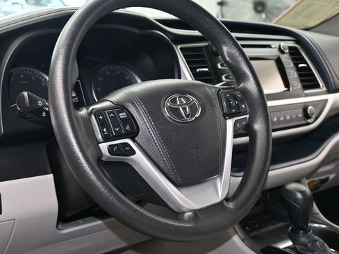 Used 2019 Toyota Highlander LE image 13