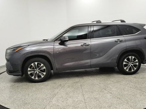 Used 2021 Toyota Highlander XLE FWD image 2