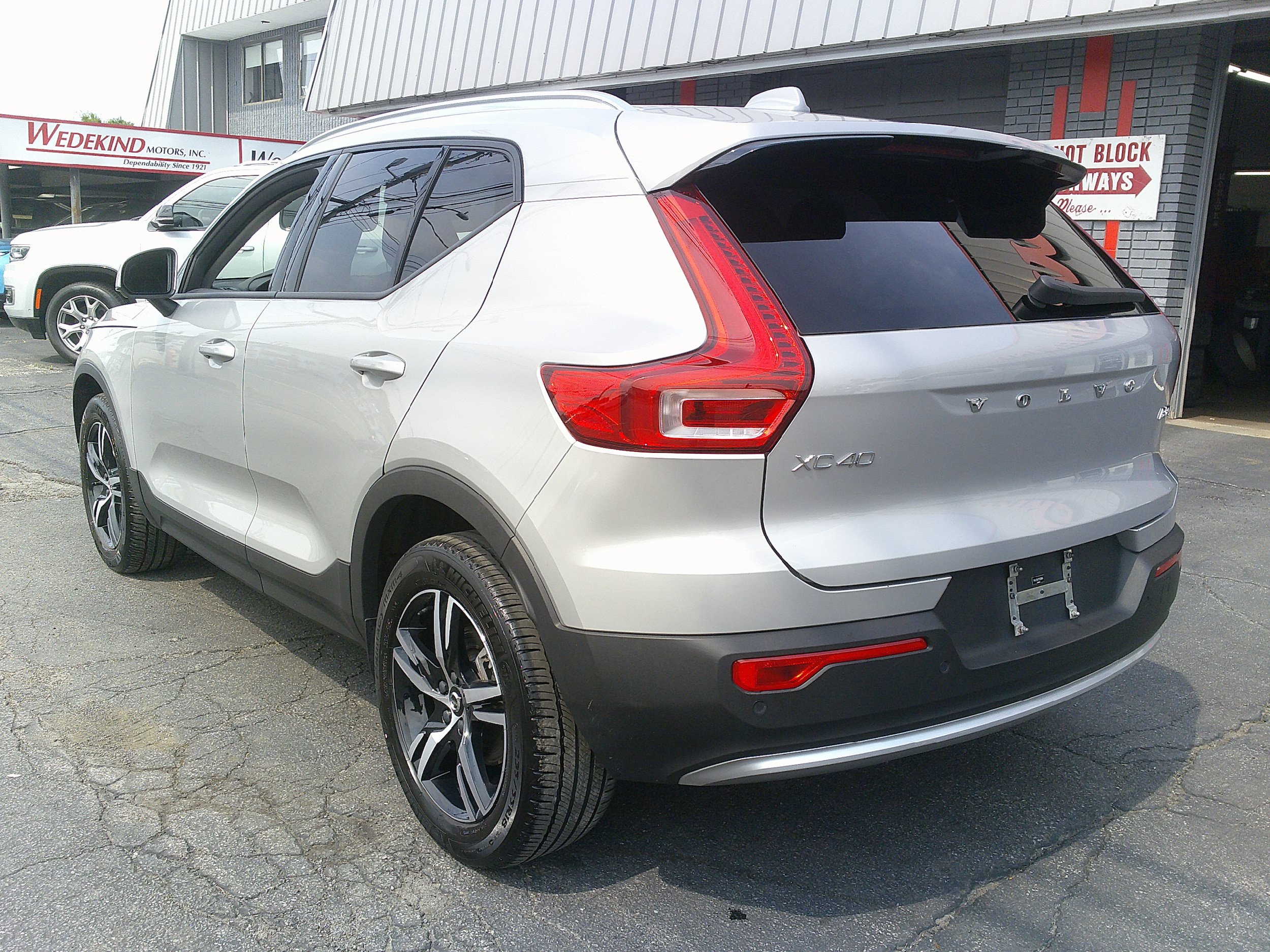 Used 2023 Volvo XC40 B5 Core w/ Convenience Package AWD/4WD image 3