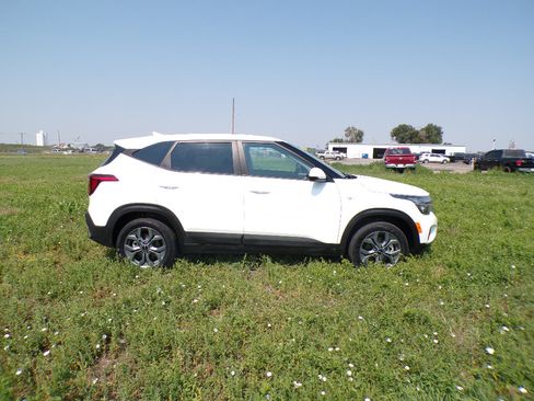 Used 2026 Kia Seltos LX AWD/4WD image 4