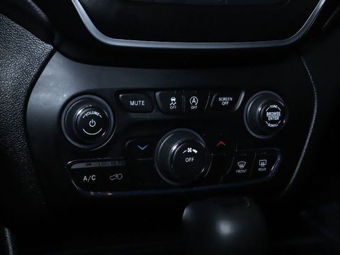Used 2019 Jeep Cherokee Latitude Plus w/ Cold Weather Group AWD/4WD image 26
