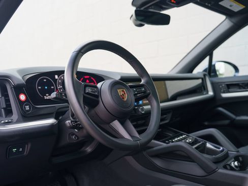 Used 2024 Porsche Cayenne AWD/4WD image 4