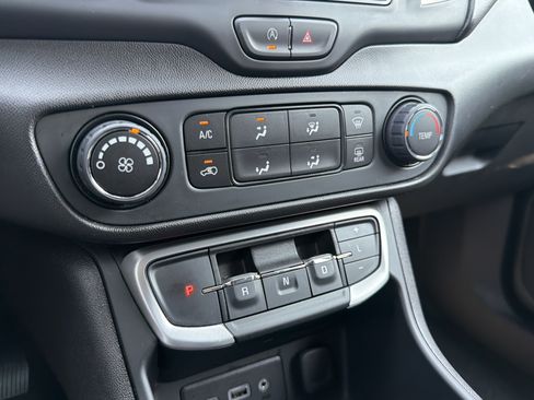 Used 2024 GMC Terrain SLE FWD image 8