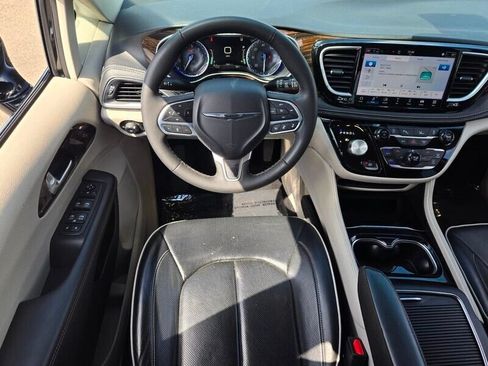 Used 2024 Chrysler Pacifica Limited FWD image 13