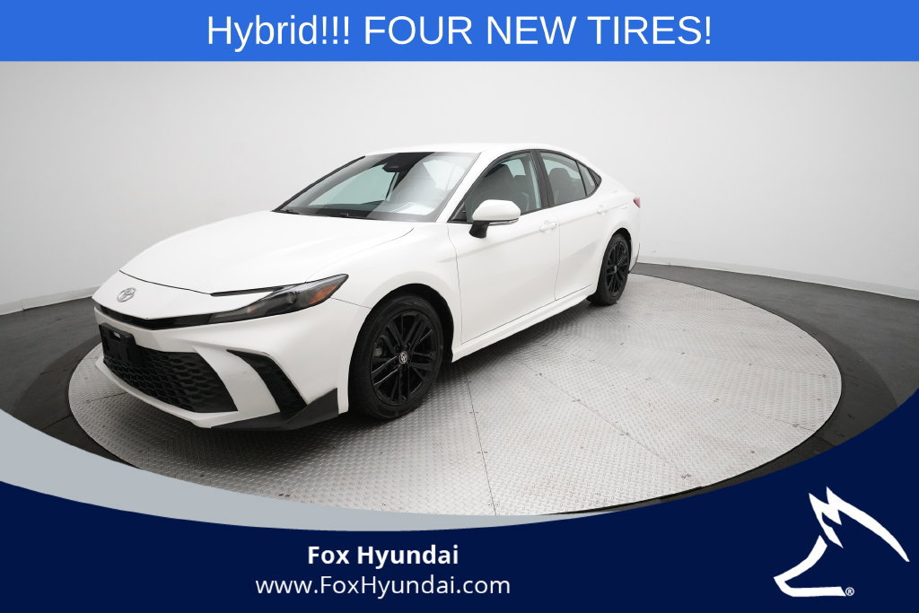 Used 2025 Toyota Camry SE FWD image 1