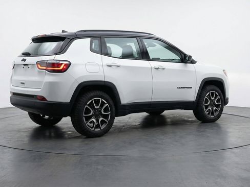 Used 2025 Jeep Compass Trailhawk AWD/4WD image 9