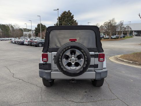 Used 2018 Jeep Wrangler Unlimited Sahara w/ Connectivity Group image 6