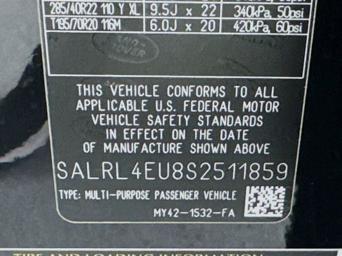 New 2025 Land Rover Discovery Dynamic SE image 32