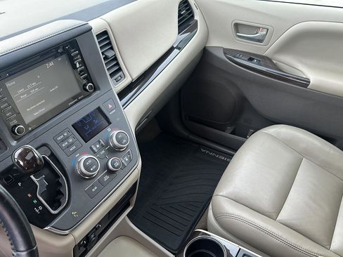 Used 2018 Toyota Sienna XLE image 33