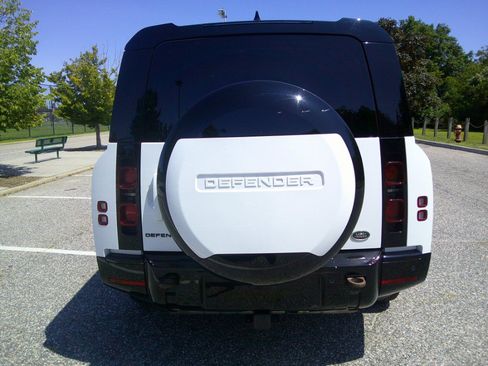 Used 2023 Land Rover Defender 130 X-Dynamic SE AWD/4WD image 18