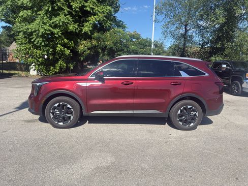 Used 2024 Kia Sorento S AWD/4WD image 2