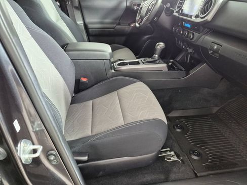Used 2022 Toyota Tacoma TRD Off-Road w/ Technology Package AWD/4WD image 27