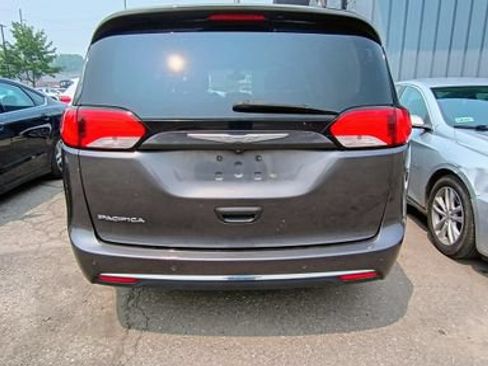 Used 2017 Chrysler Pacifica Touring-L Plus w/ Tire & Wheel Group FWD image 4