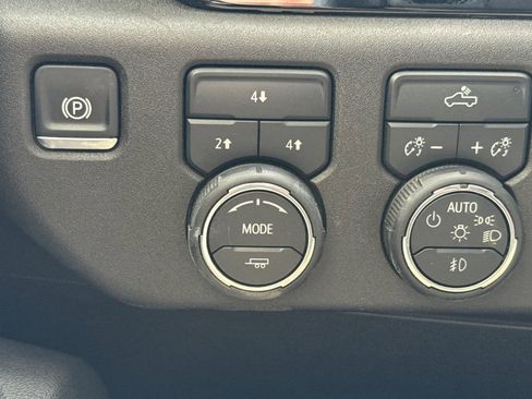 Used 2025 Chevrolet Silverado 2500 LT w/ Convenience Package image 39