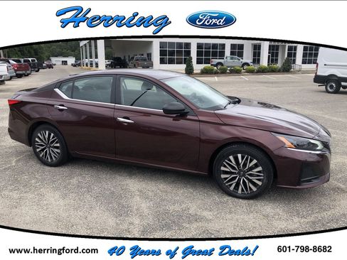 Used 2024 Nissan Altima 2.5 SV FWD image 1