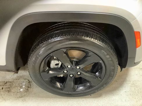 Used 2023 Jeep Grand Cherokee L Laredo image 11