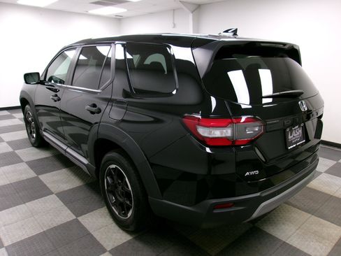 Used 2025 Honda Pilot EX-L image 2