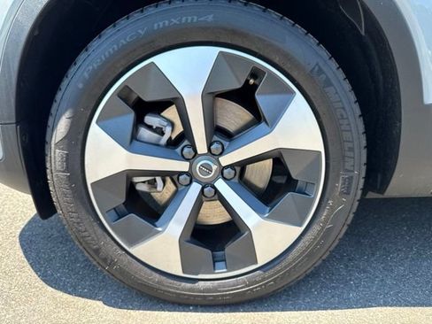 Certified 2025 Volvo XC40 B5 Plus AWD/4WD image 9