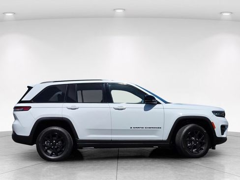 Used 2024 Jeep Grand Cherokee Altitude AWD/4WD image 3