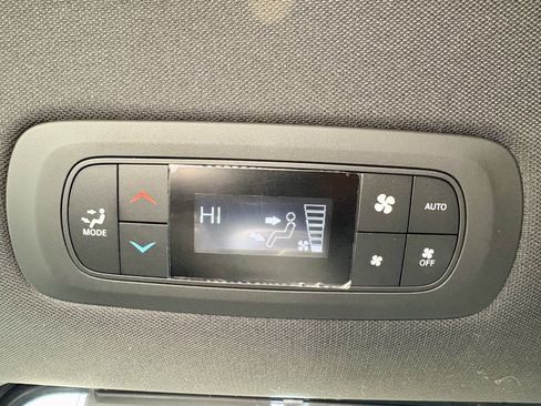 Used 2020 Chrysler Pacifica Touring-L image 22