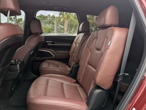 Used 2024 Kia Telluride EX w/ EX Captain's Chair Package FWD image 14
