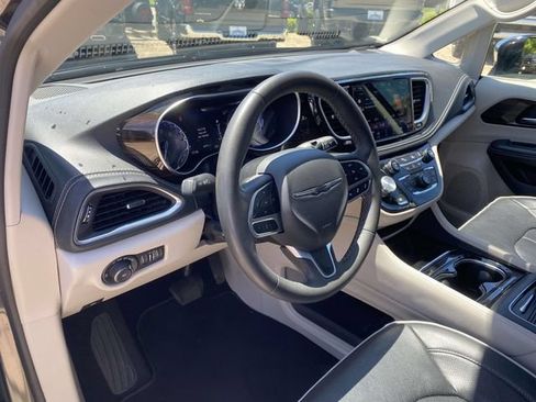 Used 2023 Chrysler Pacifica Limited FWD image 17