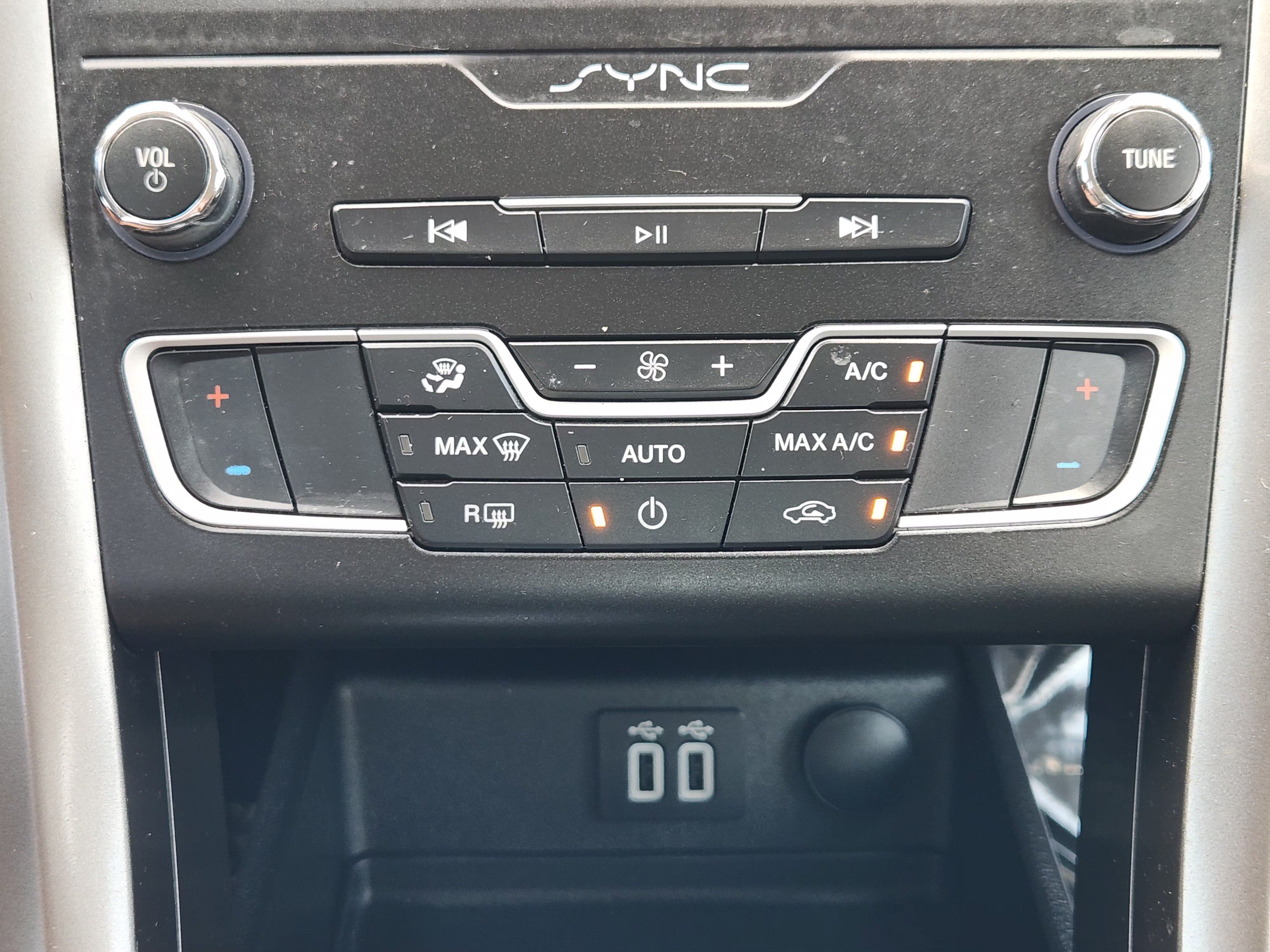 Used 2019 Ford Fusion SE FWD image 20
