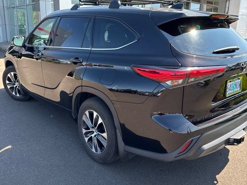 Used 2022 Toyota Highlander XLE AWD/4WD image 8