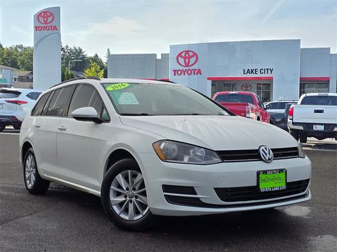 Used 2016 Volkswagen Golf S image 1