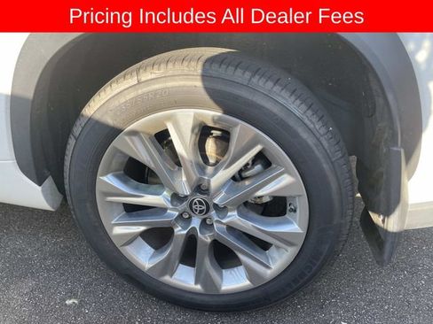 Used 2023 Toyota Highlander Limited AWD/4WD image 3