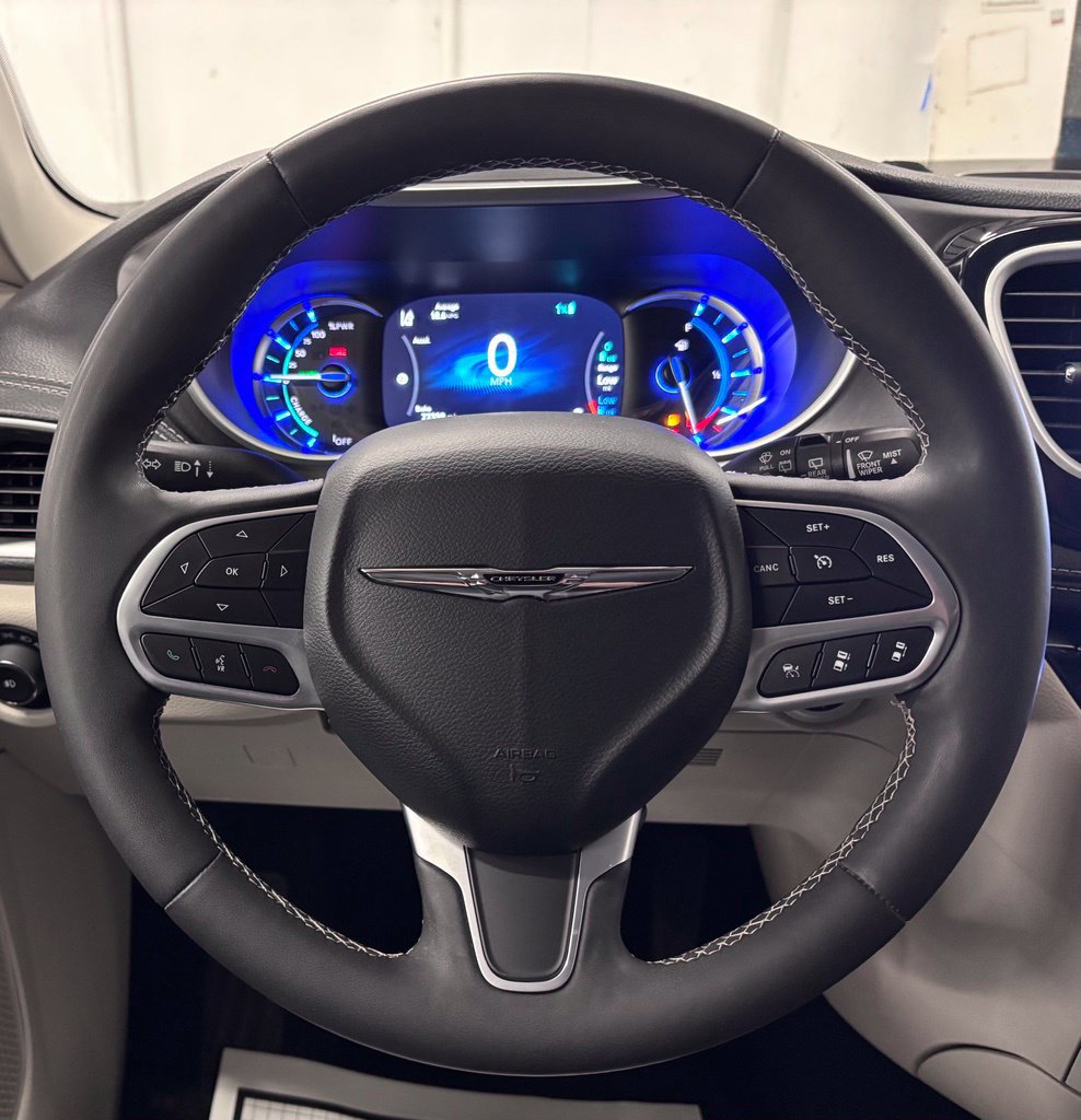 Used 2024 Chrysler Pacifica Limited FWD image 11