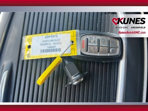 Used 2024 Chrysler Pacifica Touring-L FWD image 18