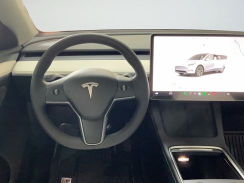 Used 2024 Tesla Model Y Long Range RWD image 12