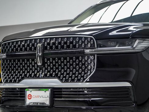 Used 2025 Lincoln Navigator Reserve AWD/4WD image 2