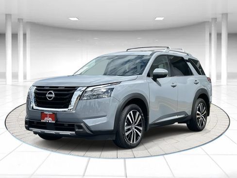 Used 2025 Nissan Pathfinder Platinum w/ Cargo Package AWD/4WD image 1