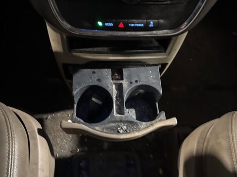 Used 2016 Chrysler Town & Country Touring image 24