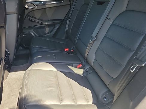 Used 2025 Porsche Macan image 12