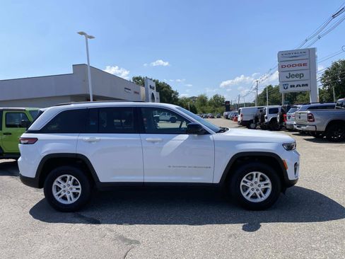 Certified 2023 Jeep Grand Cherokee Laredo w/ Luxury Tech Group I AWD/4WD image 2