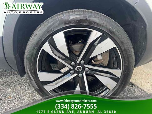 Used 2024 Volvo XC40 B5 Plus w/ Climate Package image 32