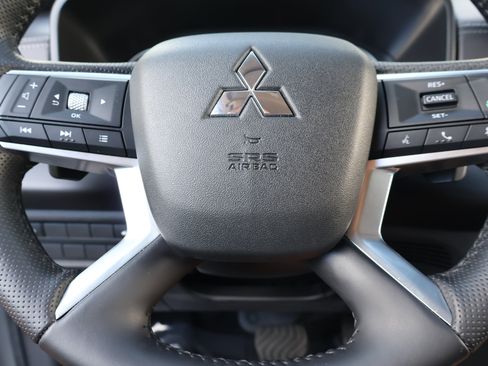 Used 2024 Mitsubishi Outlander SE image 25
