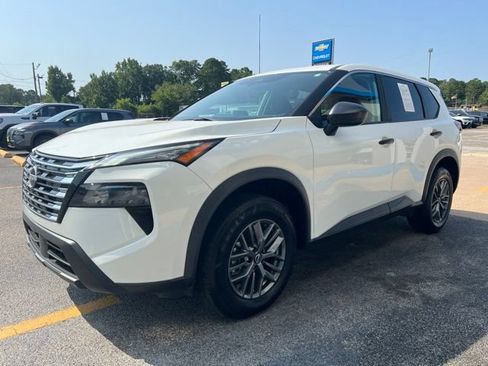 Used 2024 Nissan Rogue S FWD image 3