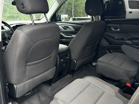 Used 2020 Chevrolet Traverse LT image 18