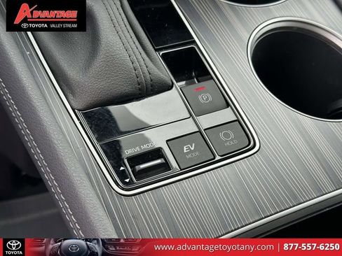 Used 2023 Toyota Sienna Limited image 36