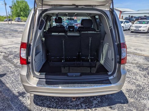 Used 2014 Chrysler Town & Country Touring FWD image 19