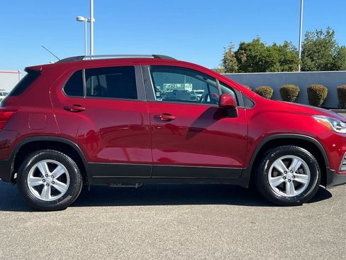 Used 2022 Chevrolet Trax LT w/ LT Convenience Package FWD image 6