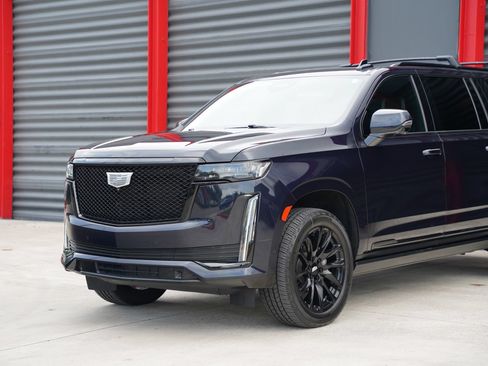 Used 2023 Cadillac Escalade ESV Sport Platinum w/ LPO, ONYX Package RWD image 2