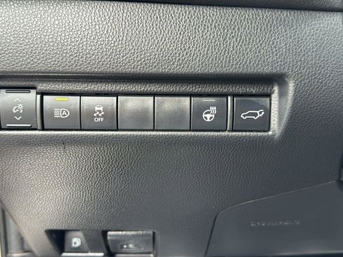 Used 2021 Toyota Venza XLE w/ Softex Package image 12