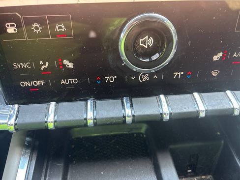 Used 2025 GMC Acadia Elevation w/ Elevation Premium Package FWD image 33