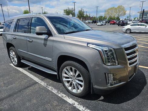 Used 2017 Cadillac Escalade Luxury AWD/4WD image 2