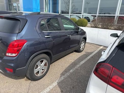 Used 2018 Chevrolet Trax LT w/ LT Convenience Package image 3